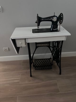 Máquina de coser antigua restaurada