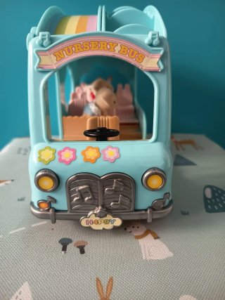 Autobús Sylvanian Families con figuras