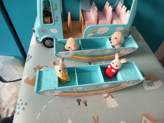 Autobús Sylvanian Families con figuras