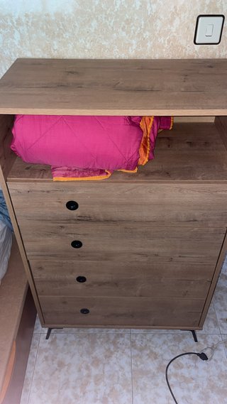 Cajonera de madera con tiradores negros