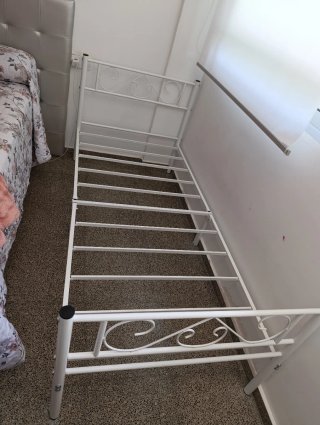 Cama individual de metal blanca