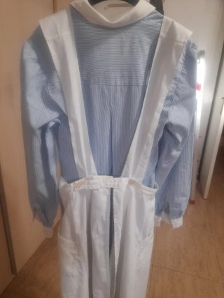 Uniforme de enfermera blanco y azul
