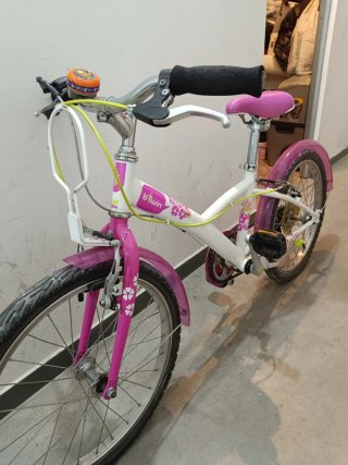 Bicicleta infantil blanca y rosa