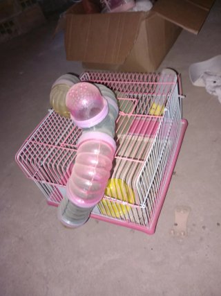 Jaula para hámster rosa con tubos