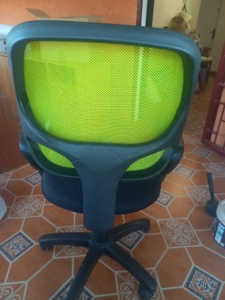 Silla de oficina ergonómica negra y verde