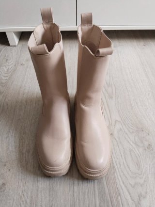 Ofertón. Botas y zapatillas. Las dos 5 euros.