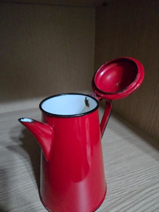 Tetera metálica roja