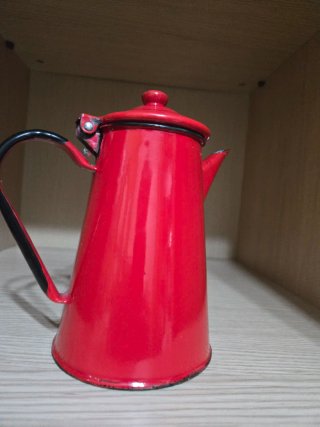 Tetera metálica roja