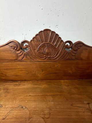 Sofá de madera tallada estilo antiguo