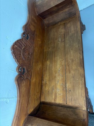Sofá de madera tallada estilo antiguo