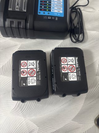 Cargador DC18RC y 2 Baterías Litio-Ion