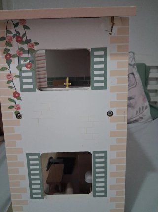 Casa de muñecas de madera