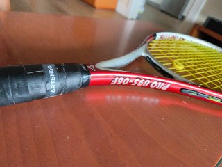 Raqueta de Tenis Roja y Blanca