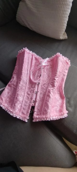 Corsé rosa con cordones y volantes
