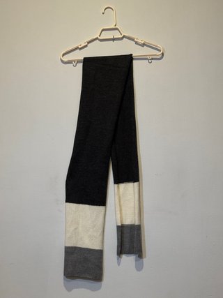 Bufanda de rayas gris, blanca y negra