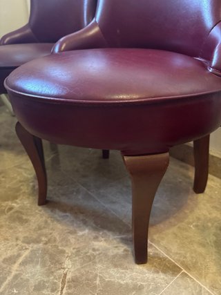 2 Sillas Bajitas Granate Piel sintetica y Madera