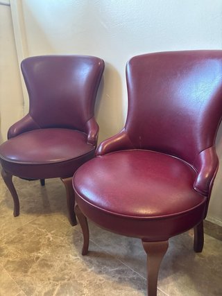 2 Sillas Bajitas Granate Piel sintetica y Madera