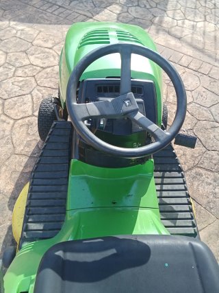 Tractor cortacésped verde