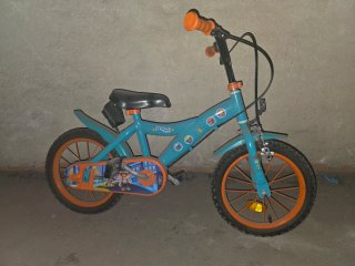 Bicicleta infantil azul y naranja