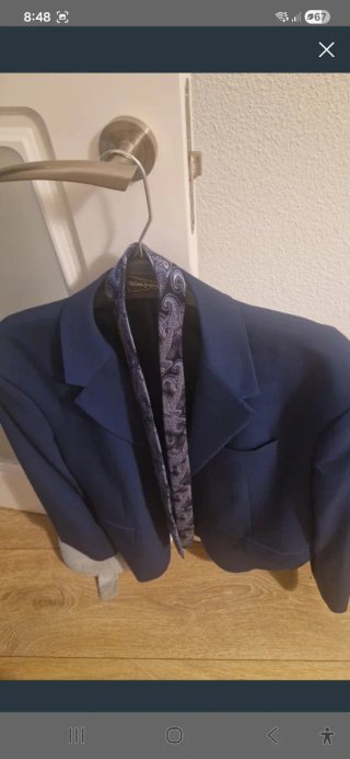 Chaqueta azul con corbata