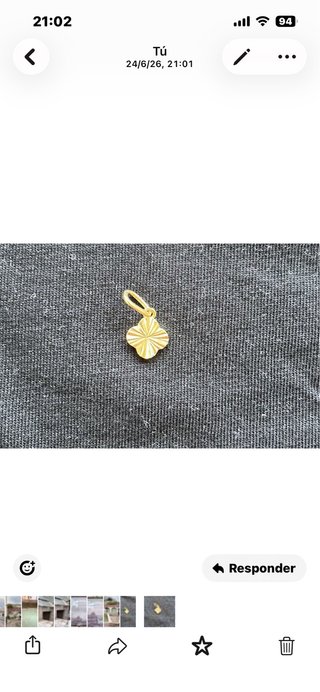 Dije dorado con diseño de trébol