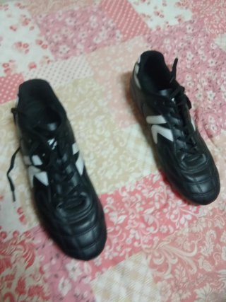 Botas de fútbol Kelme Talla 46 Negras y Blancas