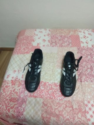 Botas de fútbol Kelme Talla 46 Negras y Blancas