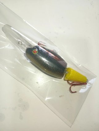 Señuelo de pesca negro y amarillo