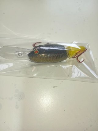 Señuelo de pesca negro y amarillo