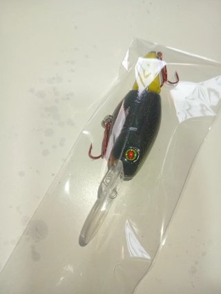 Señuelo de pesca negro y amarillo
