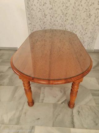Mesa de comedor madera con crista y sofa chaiselon