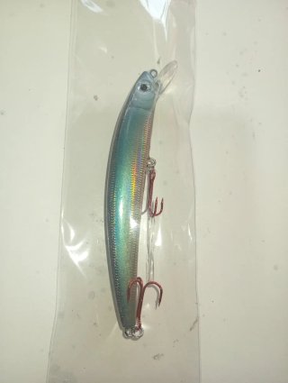 Señuelo de pesca plateado con anzuelos