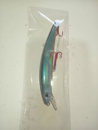 Señuelo de pesca plateado con anzuelos