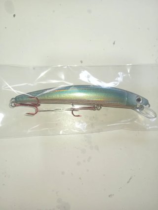 Señuelo de pesca plateado con anzuelos