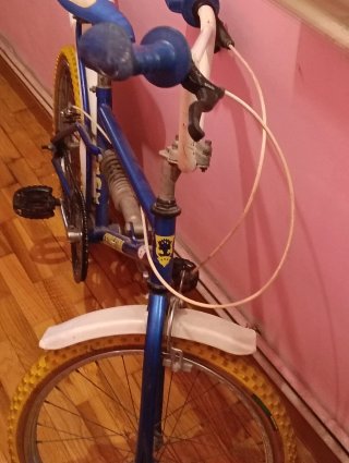 Bicicleta infantil azul con suspensión