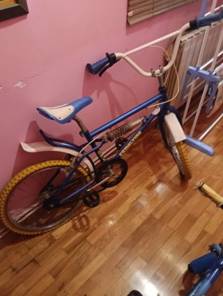 Bicicleta infantil azul con suspensión