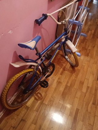 Bicicleta infantil azul con suspensión