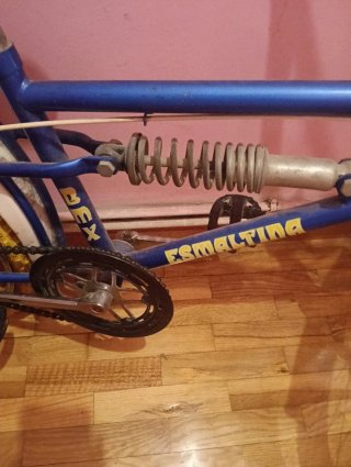 Bicicleta infantil azul con suspensión