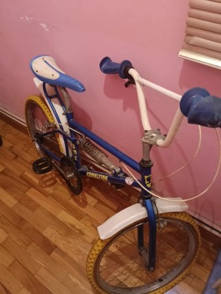 Bicicleta infantil azul con suspensión