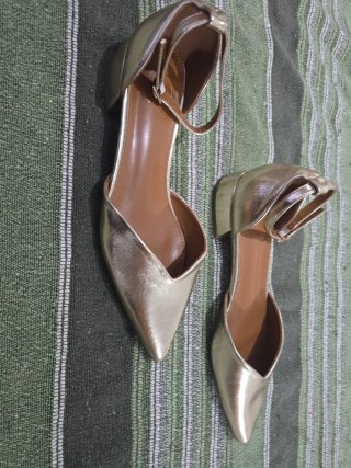 Zapatos dorados punta fina T38
