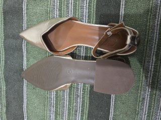 Zapatos dorados punta fina T38