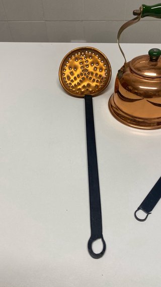 Juego de cobre: tetera y espumaderas