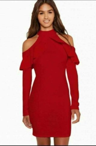 Vestido rojo con hombros descubiertos
