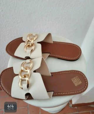 Chanclas Beige con Cadena Dorada Nuevas