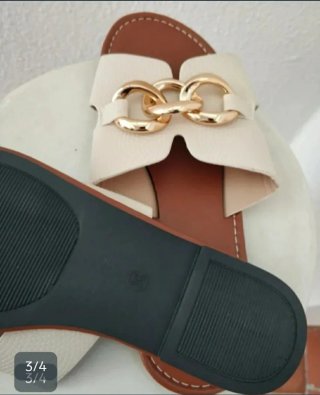 Chanclas Beige con Cadena Dorada Nuevas