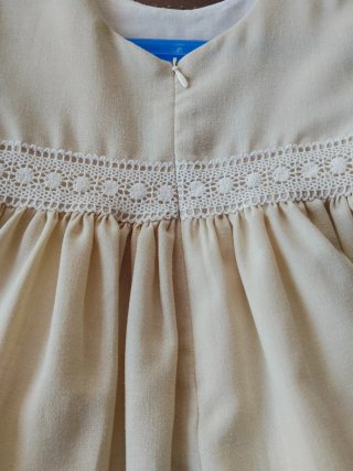Traje de ceremonia niña beige encaje.