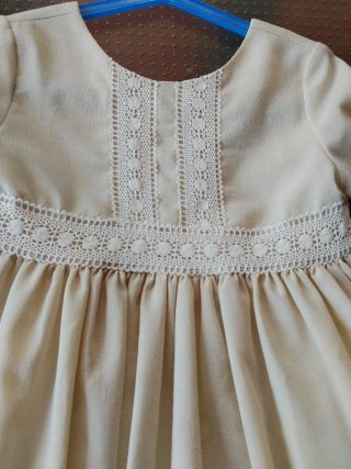 Traje de ceremonia niña beige encaje.