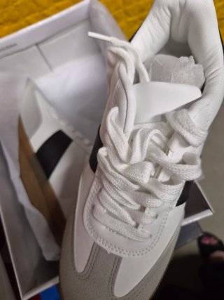 Scarpe bianche e nere