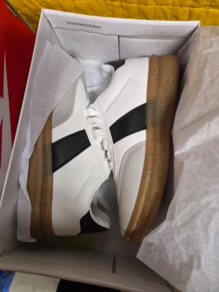 Scarpe bianche e nere