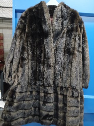 Chaquetón de pelo marrón y negro